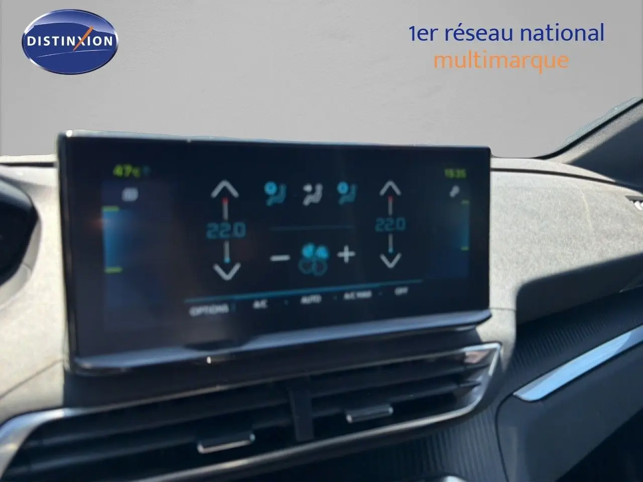Écran tactile central du Peugeot 3008 gris Artense, affichant la climatisation à 22°C, vue intérieure côté passager.
