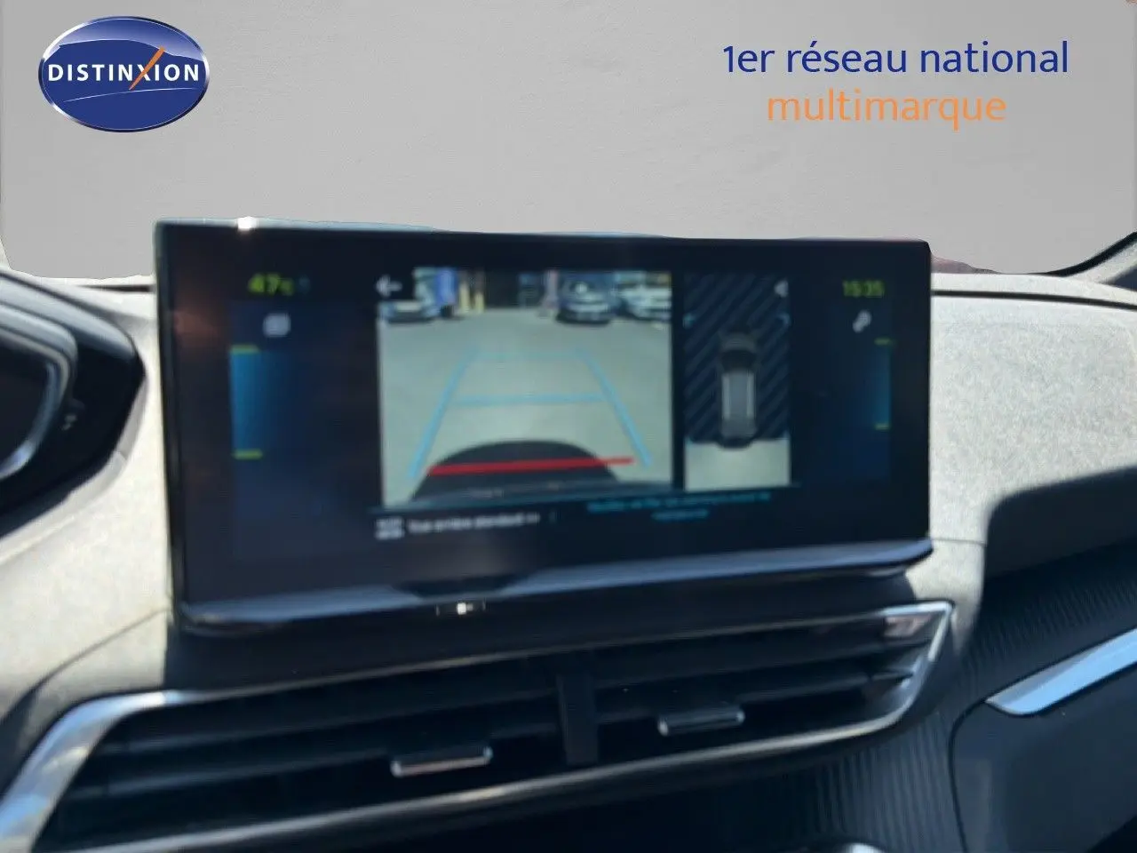 Écran central du Peugeot 3008 Hybrid 2024 montrant la caméra de recul et l'affichage d'aide au stationnement.