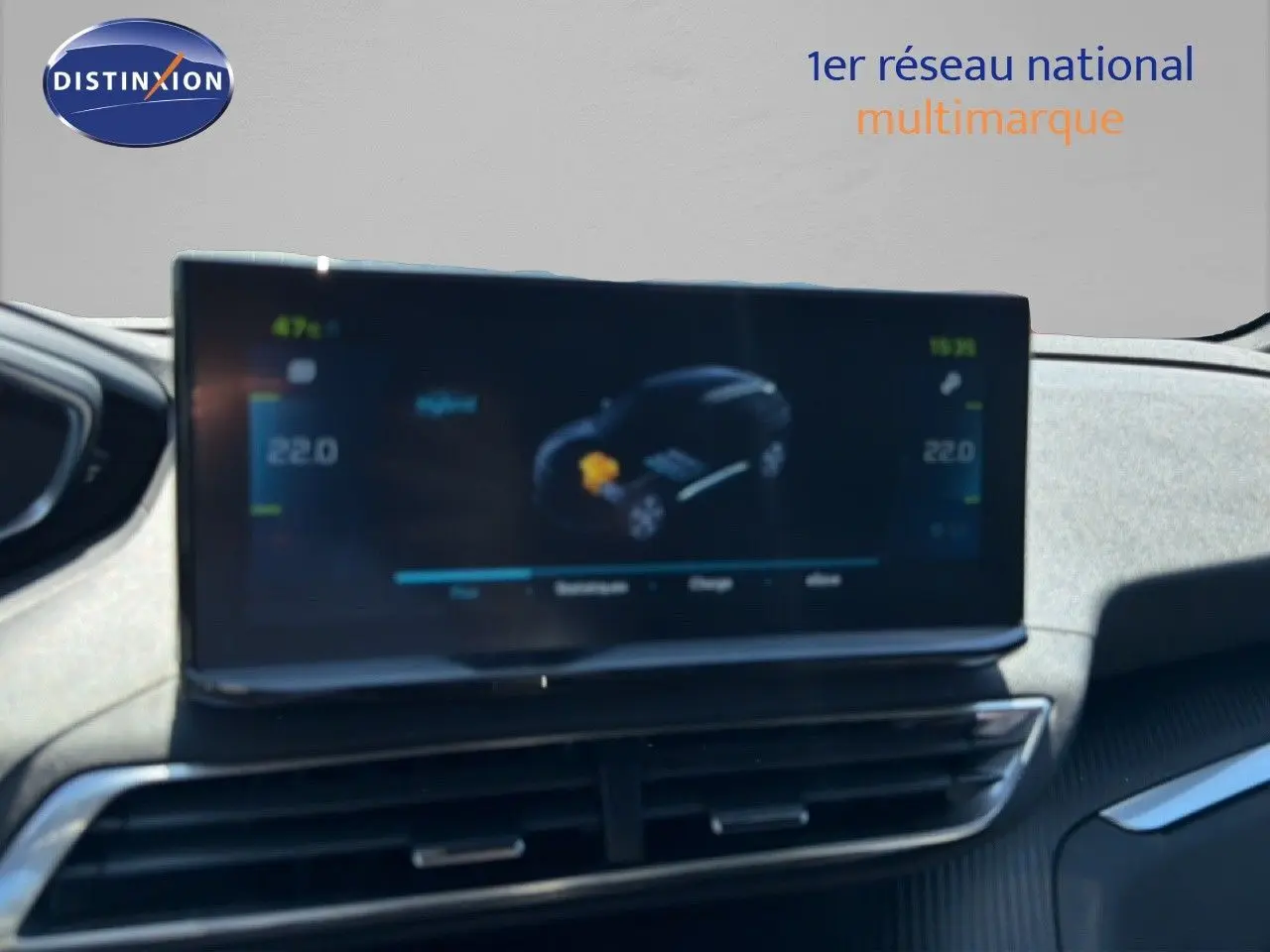 Écran central du tableau de bord du Peugeot 3008 gris Artense, affichant les données de l’hybride rechargeable.