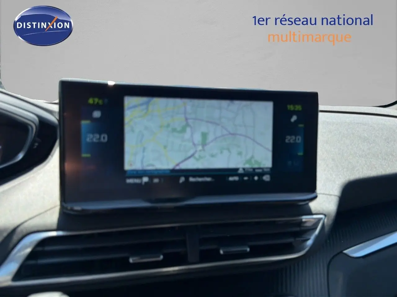 Écran tactile central avec navigation affichée dans l’habitacle du Peugeot 3008 gris Artense, vue de face.