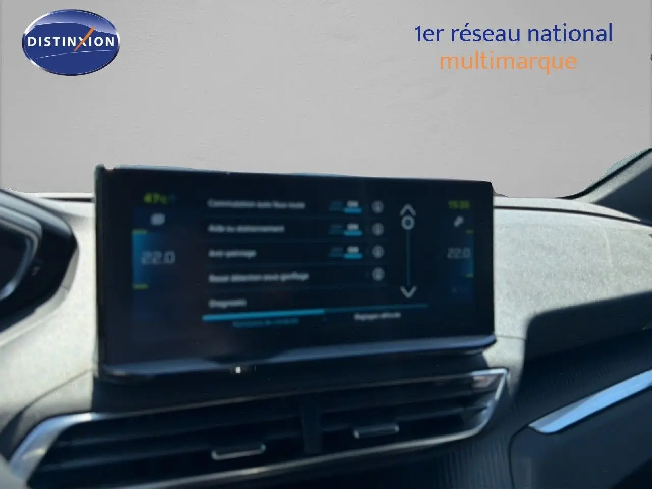 Vue intérieure du tableau de bord du Peugeot 3008 Hybrid gris, avec écran tactile central affichant les réglages.