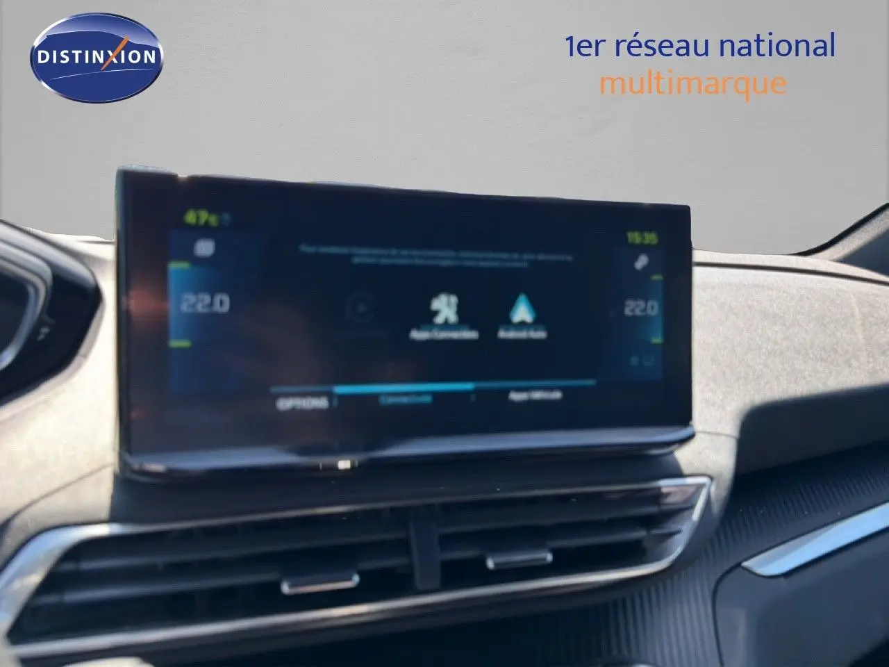 Écran tactile central du tableau de bord du Peugeot 3008 gris Artense, affichant la climatisation et la navigation.