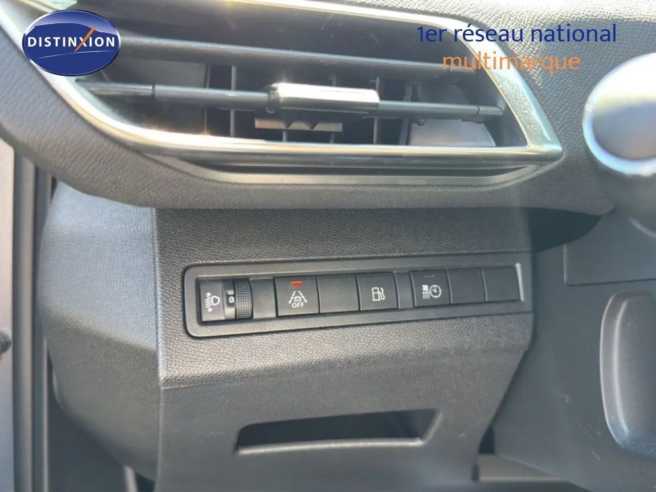 Détail des commandes côté gauche du tableau de bord noir du Peugeot 3008 Hybrid 2024, avec aérateur supérieur.