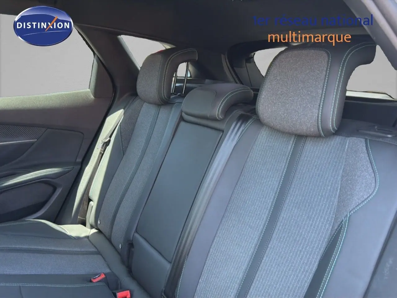 Vue intérieure sur la banquette arrière du Peugeot 3008 gris avec sellerie tissu et cuir gris anthracite.