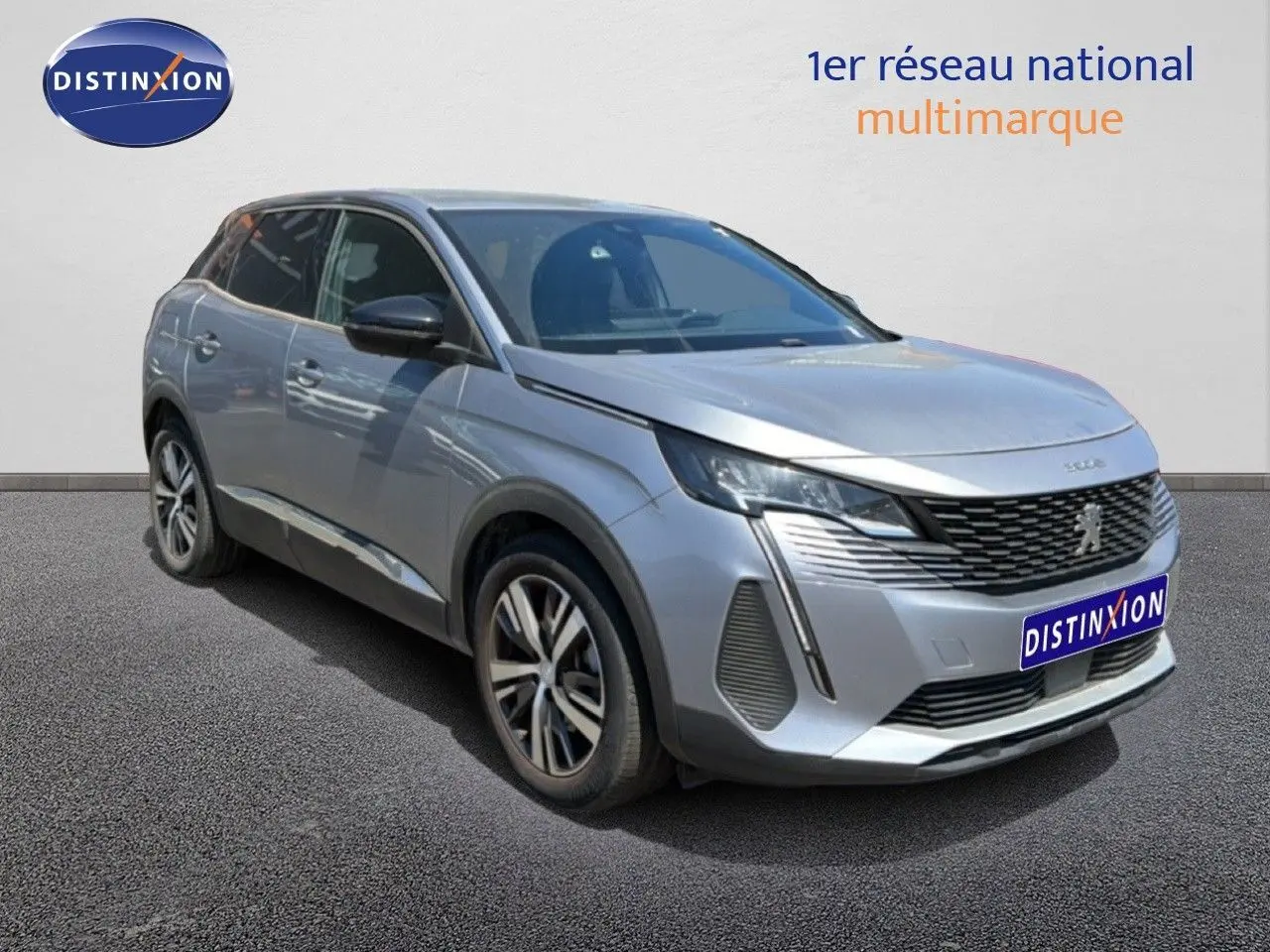 Peugeot 3008 Hybrid gris Artense métal vue 3/4 avant droit, avec calandre noire et jantes alliage bicolores.
