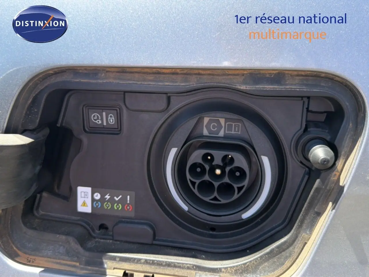Prise de recharge hybride du Peugeot 3008 gris Artense métal, vue rapprochée du port de charge côté gauche.