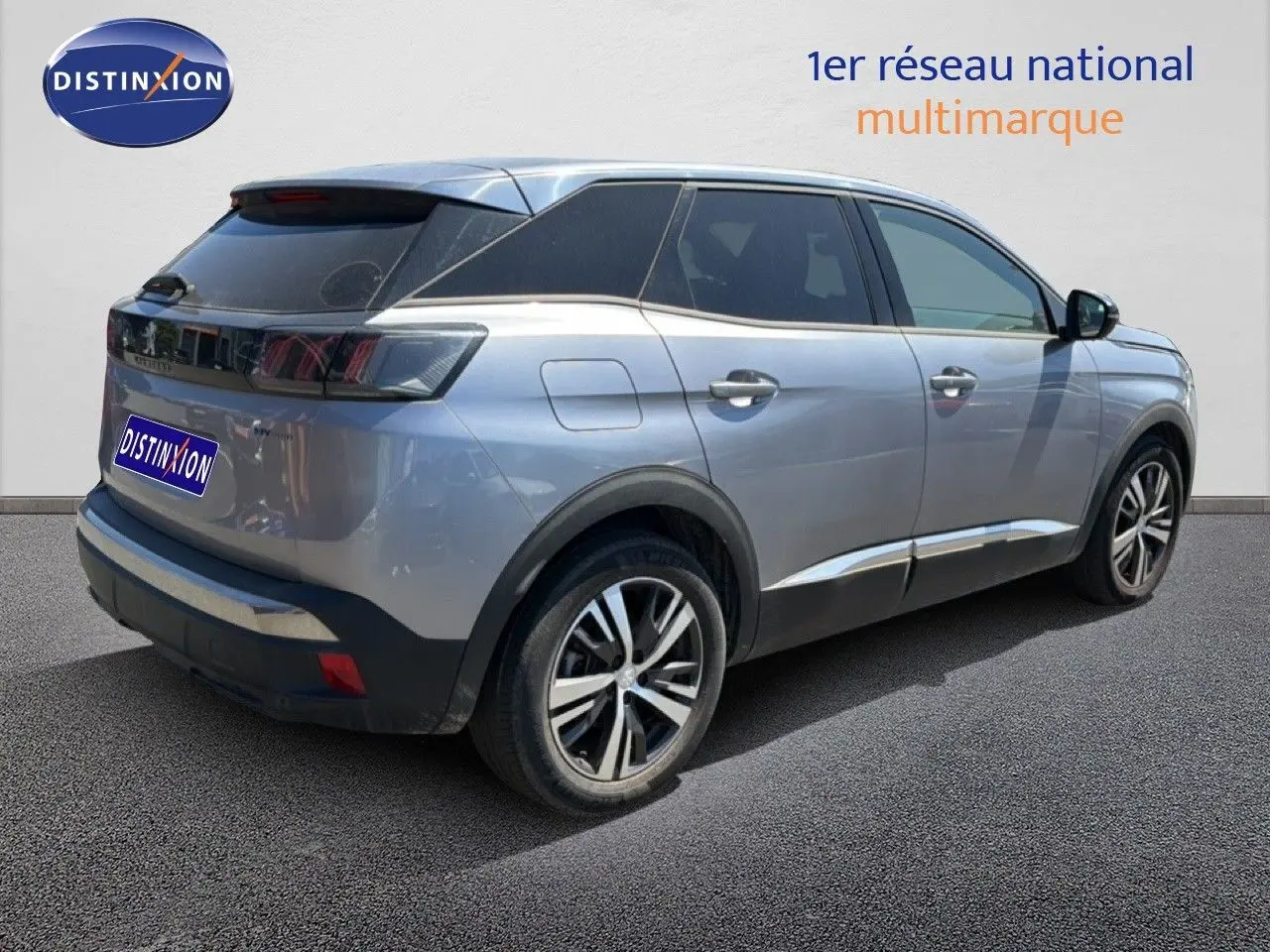 Vue 3/4 arrière droit d’un Peugeot 3008 Hybrid gris Artense métal avec jantes alliage et vitres teintées.