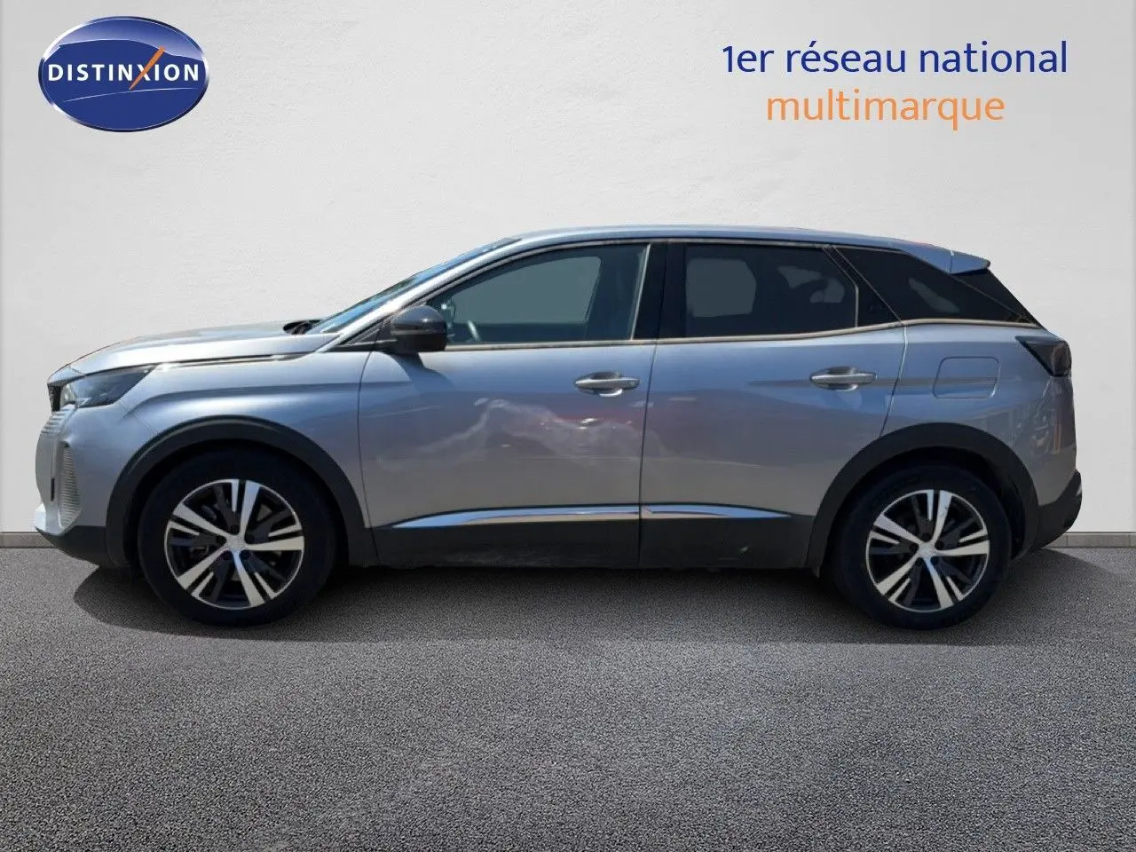 Profil côté gauche du Peugeot 3008 Hybrid 180ch gris Artense métal, avec jantes alliage et toit noir contrasté.