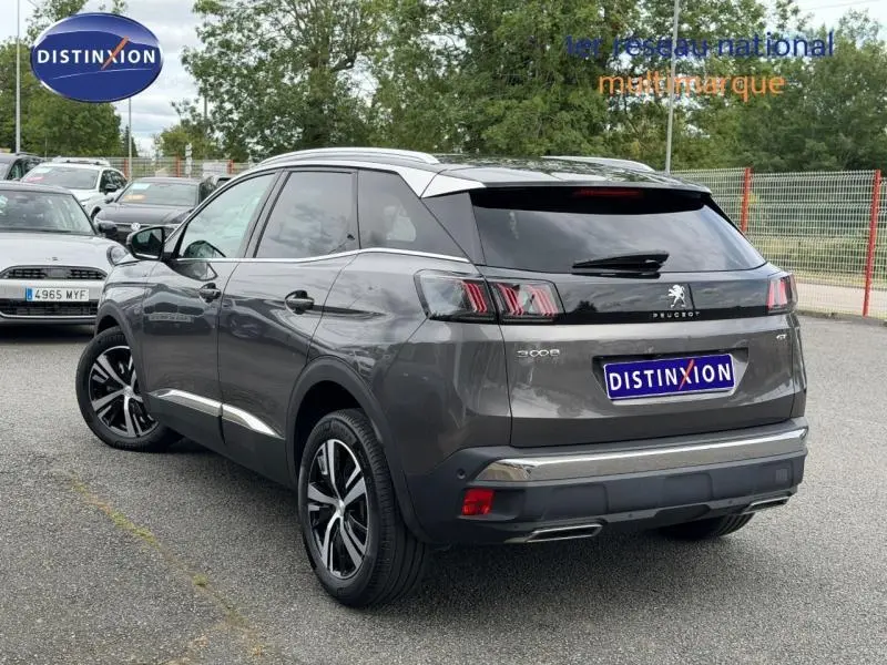 Peugeot 3008 Gris Platinium vue 3/4 arrière droit, feux arrière à griffes et jantes alliage distinctives.