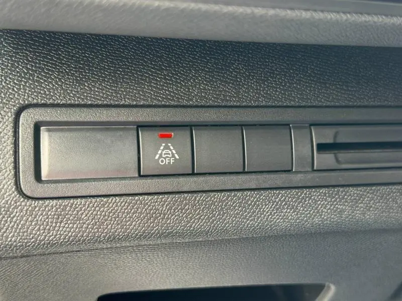 Bouton de désactivation de l'alerte de franchissement de ligne sur tableau de bord noir du Peugeot 3008 Gris Platinium 2024.