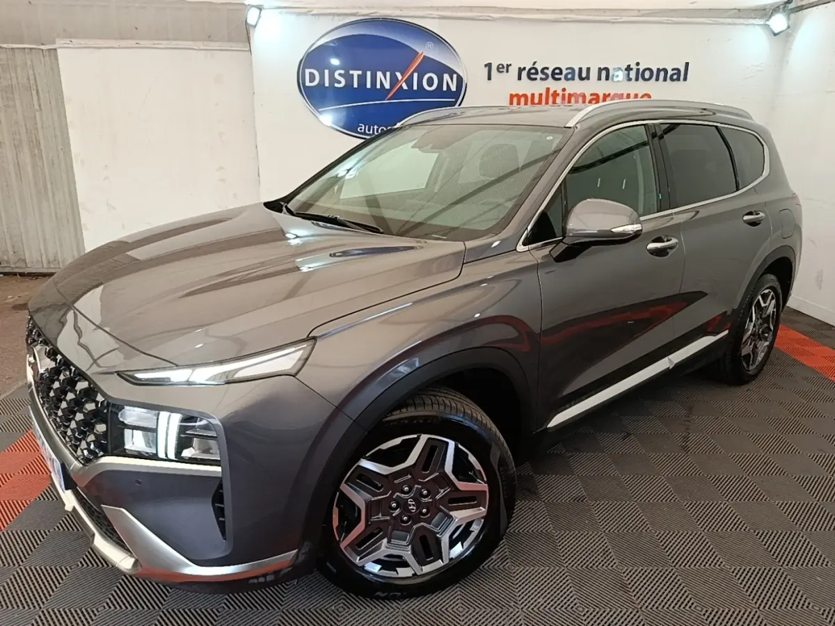 Vue 3/4 avant droit du Hyundai Santa Fe gris foncé 2023 avec jantes alliage et calandre distinctive.