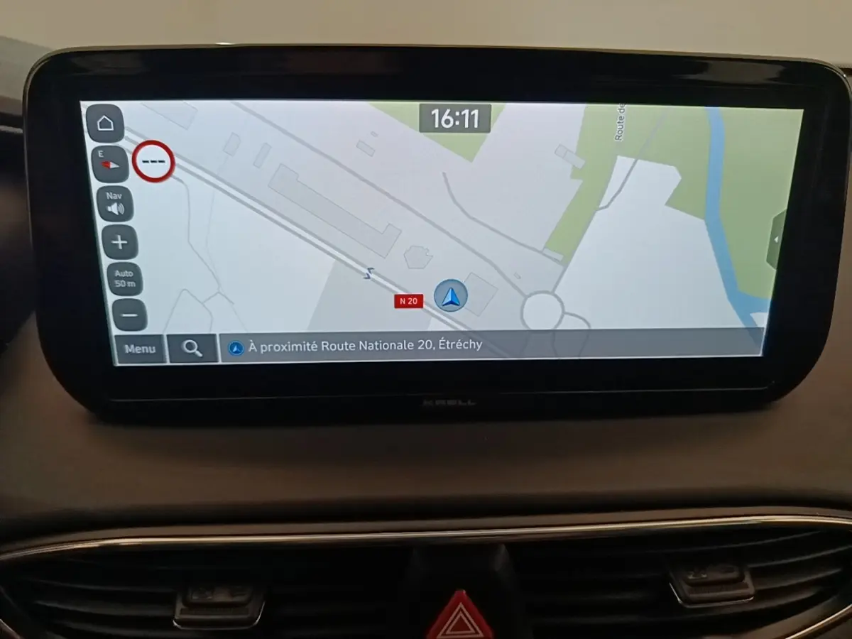 Écran tactile central du Hyundai Santa Fe 2023 affichant la navigation, vue intérieure du tableau de bord.