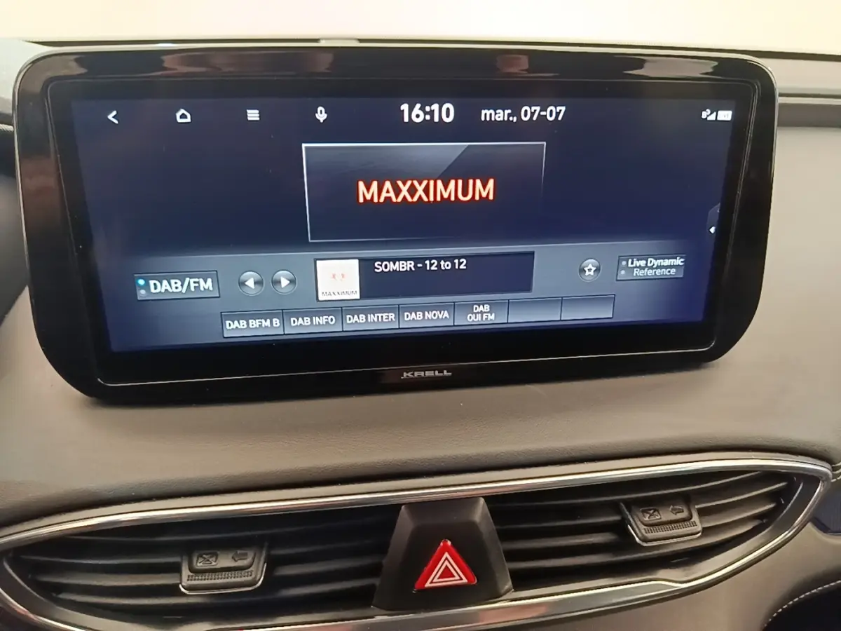 Écran tactile central du tableau de bord du Hyundai Santa Fe 2023, affichage radio en mode sombre.