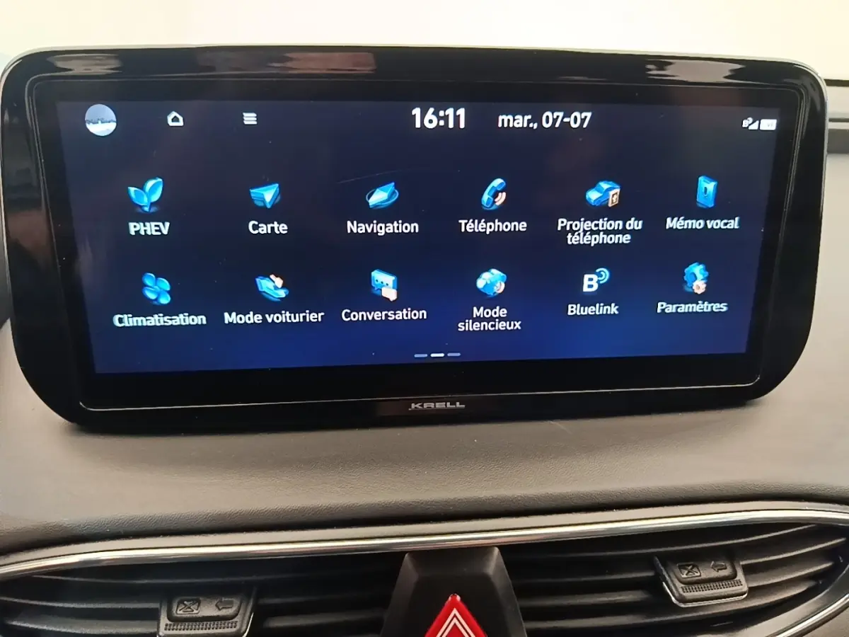 Écran tactile central affichant les fonctions multimédia et navigation du Hyundai Santa Fe 2023 en intérieur.