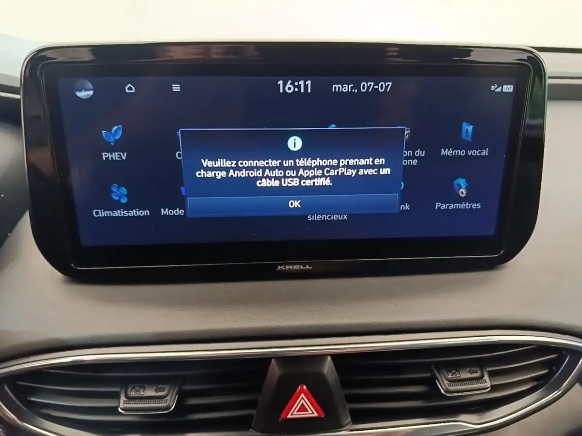 Écran tactile central du tableau de bord du Hyundai Santa Fe 2023 avec message de connexion Android Auto/Apple CarPlay.