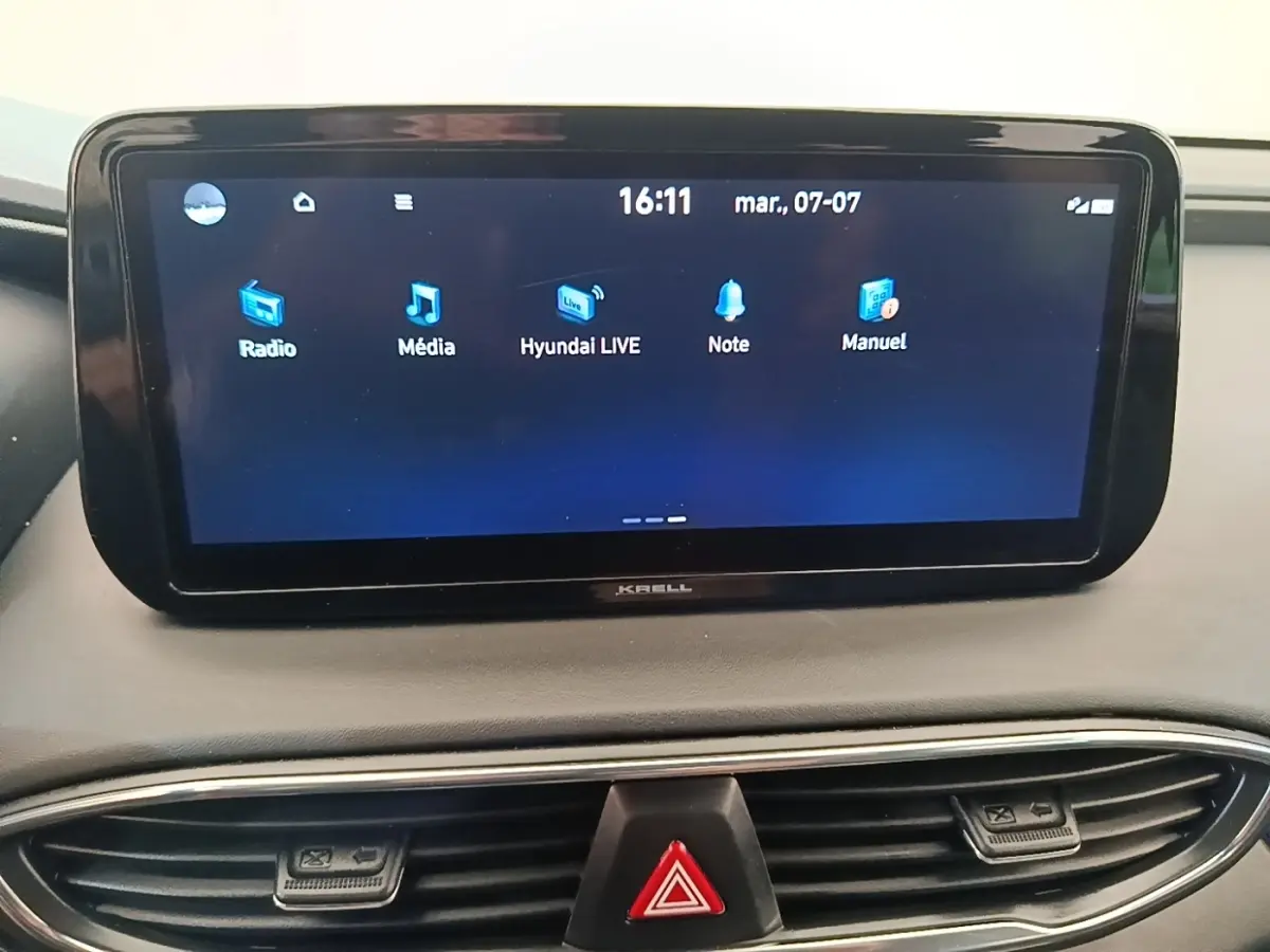 Écran tactile central du tableau de bord du Hyundai Santa Fe 2023 affichant les options radio, média et Hyundai LIVE.