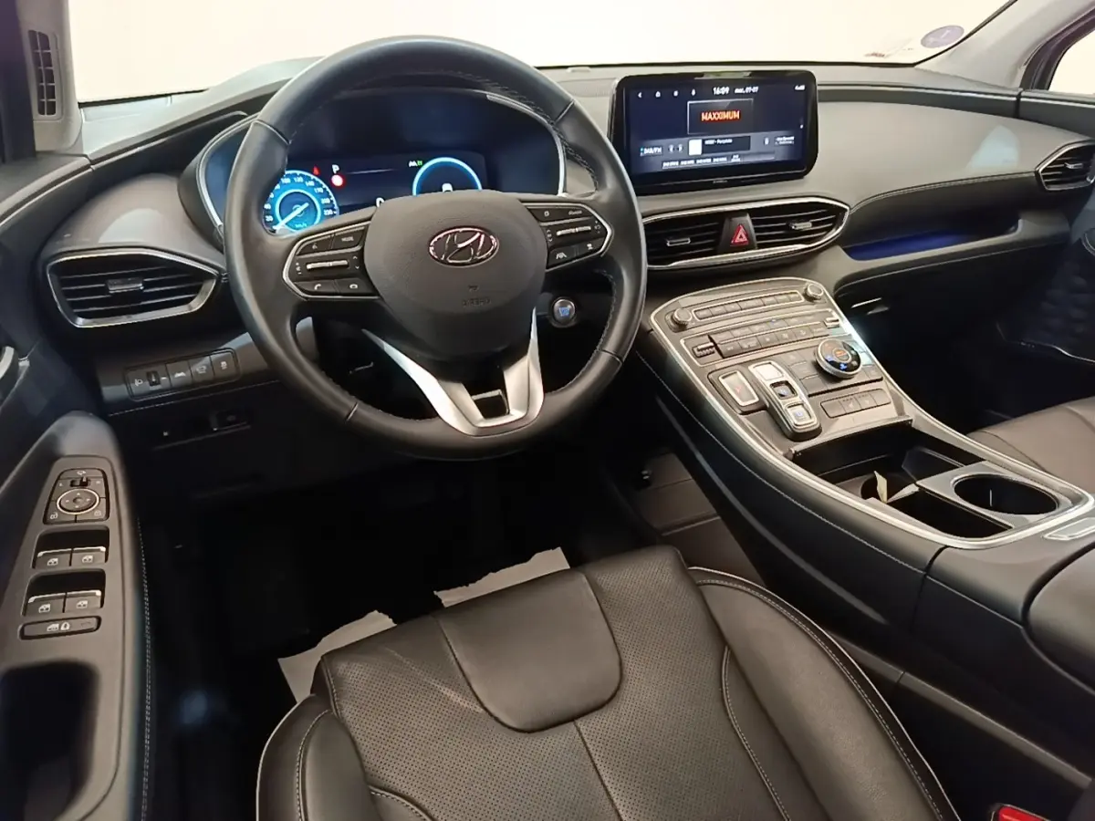 Intérieur du Hyundai Santa Fe 2023 vu côté conducteur, volant cuir, écran tactile central et tableau de bord numérique.