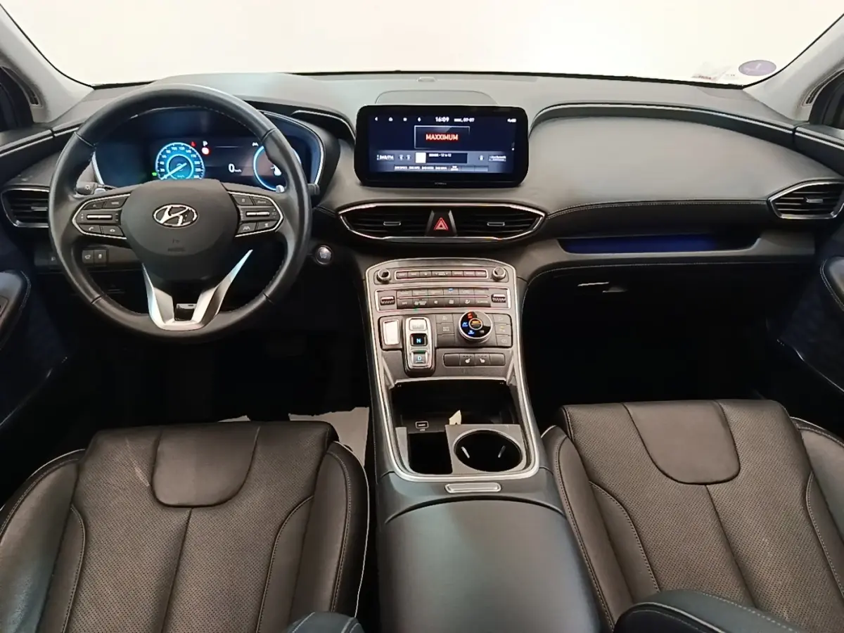 Vue intérieure avant du Hyundai Santa Fe 2023 gris foncé, avec tableau de bord numérique et écran tactile central.