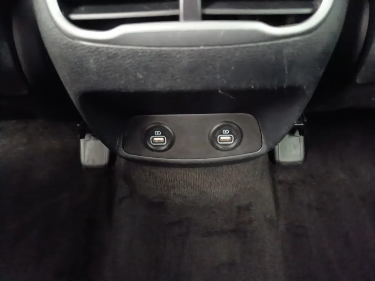 Vue rapprochée des deux ports USB arrière intégrés sous la console centrale du Hyundai Santa Fe gris foncé 2023.