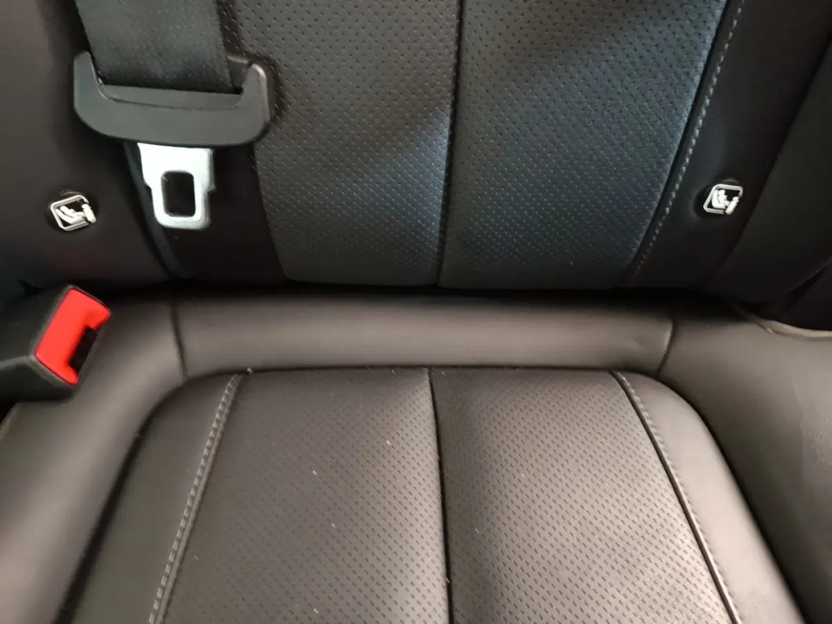 Gros plan sur la banquette arrière en cuir noir perforé du Hyundai Santa Fe 2023, avec ceintures et ancrages ISOFIX visibles.