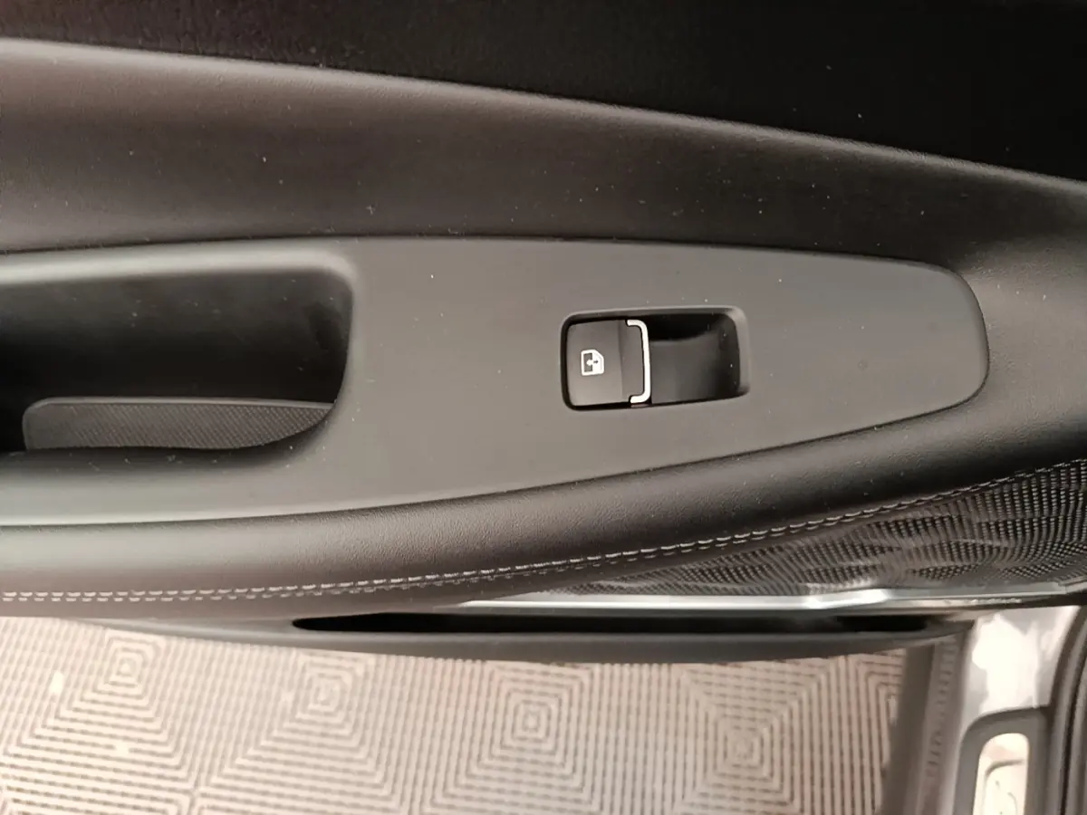 Gros plan sur la commande de verrouillage de porte côté conducteur du Hyundai Santa Fe gris foncé 2023.