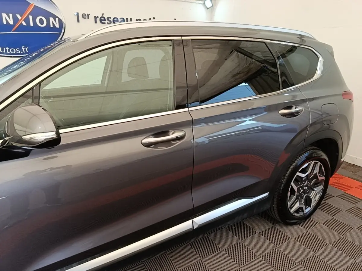 Vue latérale droite du Hyundai Santa Fe gris foncé 2023 avec jantes alliage et rétroviseurs électriques.