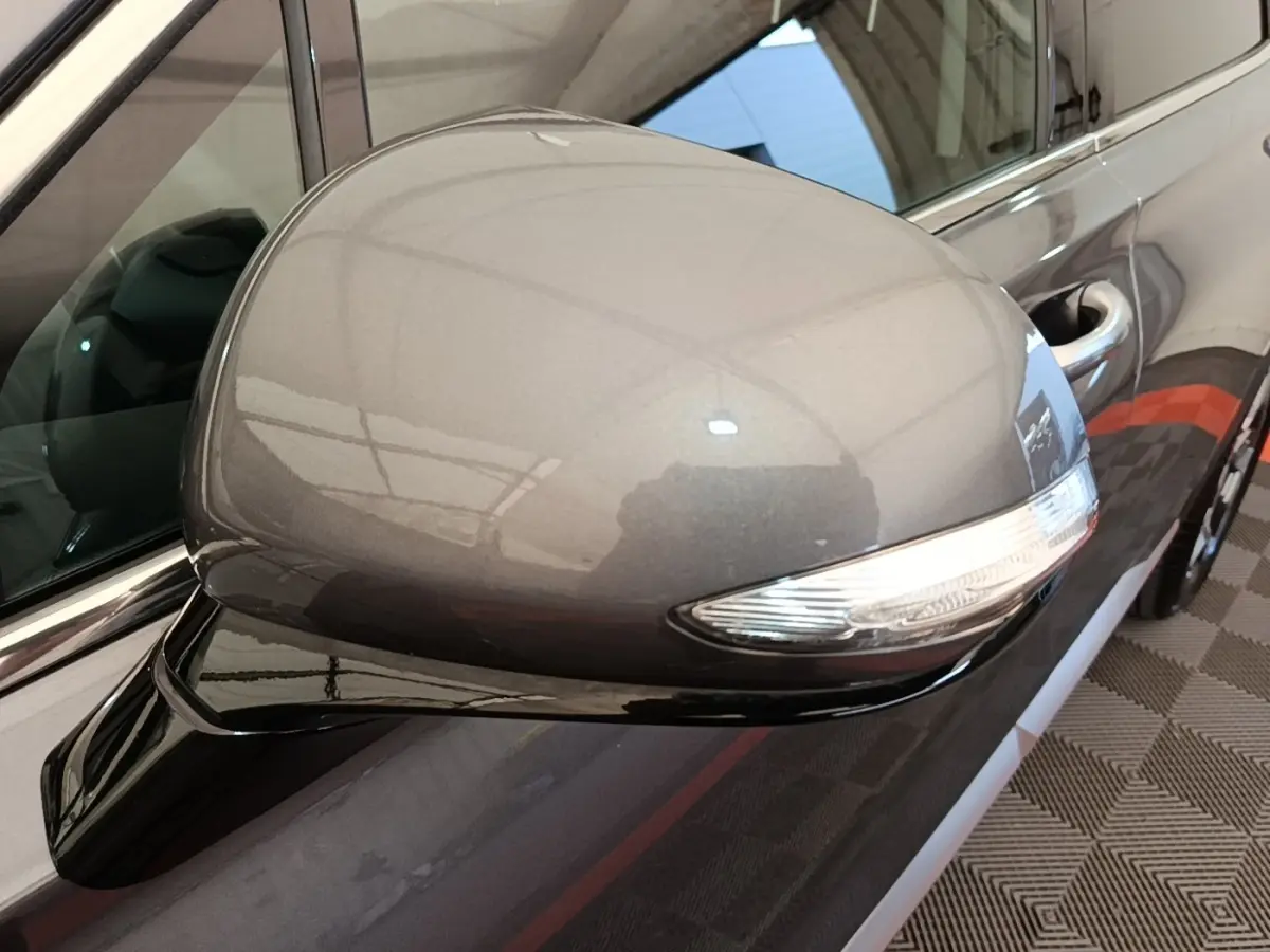 Rétroviseur droit gris foncé du Hyundai Santa Fe 2023 avec clignotant intégré, vue rapprochée côté passager.