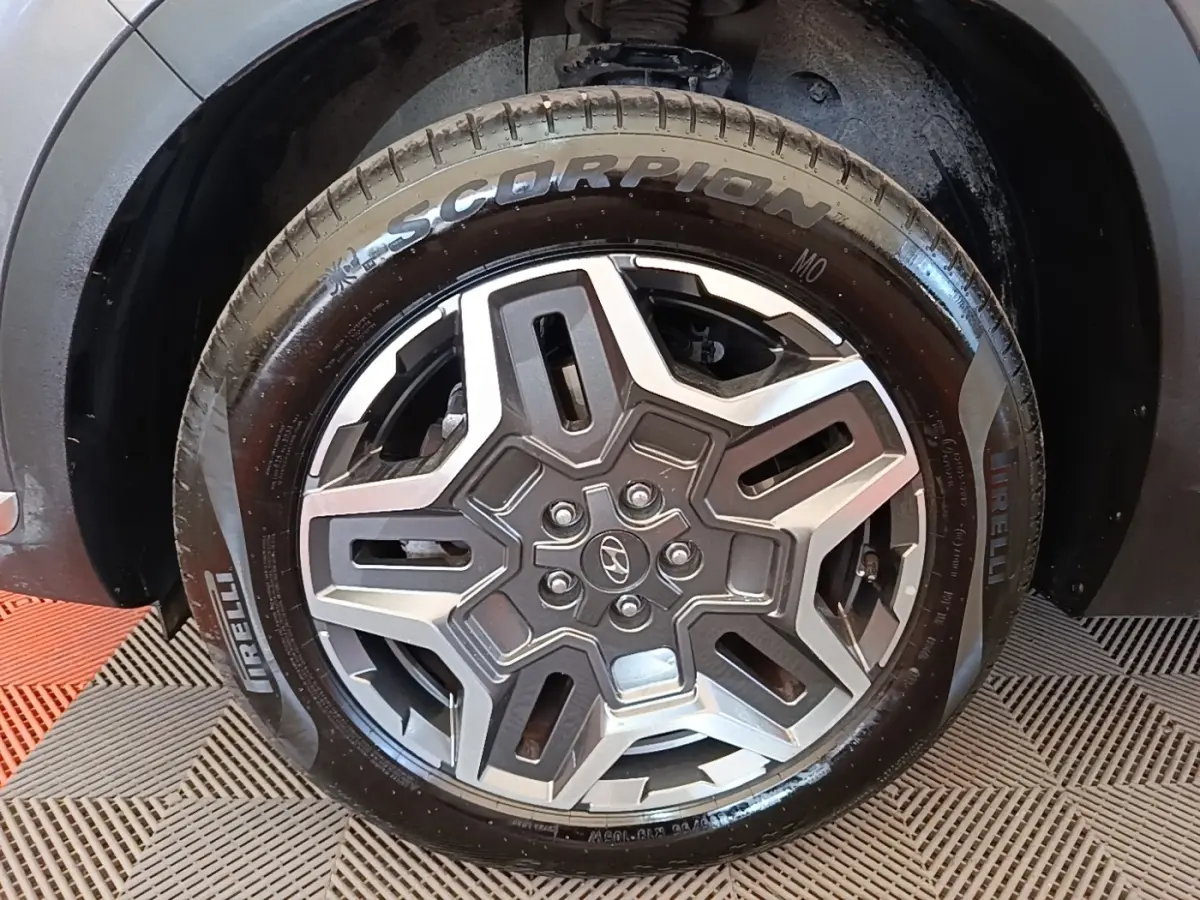 Gros plan sur la roue de secours acier gris foncé du Hyundai Santa Fe 2023, avec pneu Pirelli Scorpion visible.