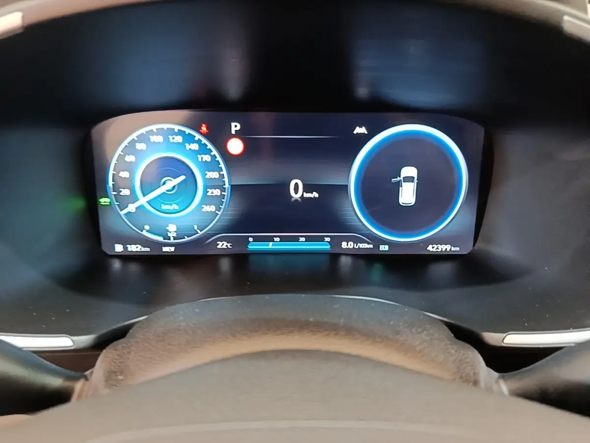 Vue rapprochée du combiné d'instruments numérique du Hyundai Santa Fe 2023 affichant la vitesse et l'état du véhicule.