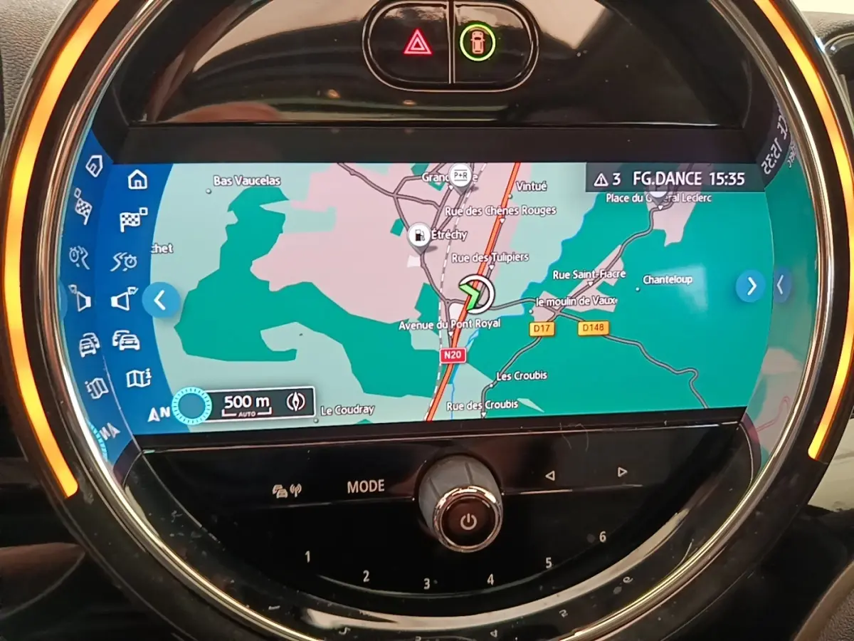 Gros plan sur l’écran tactile central du tableau de bord du MINI Countryman noir, affichant la navigation GPS.