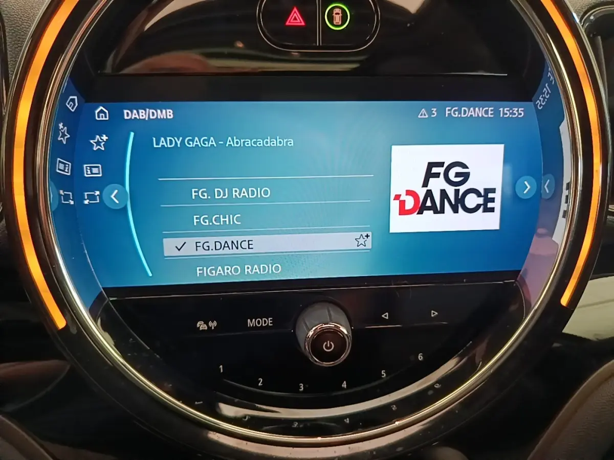 Écran tactile central du tableau de bord MINI Countryman 2023 affichant la radio FG.DANCE.
