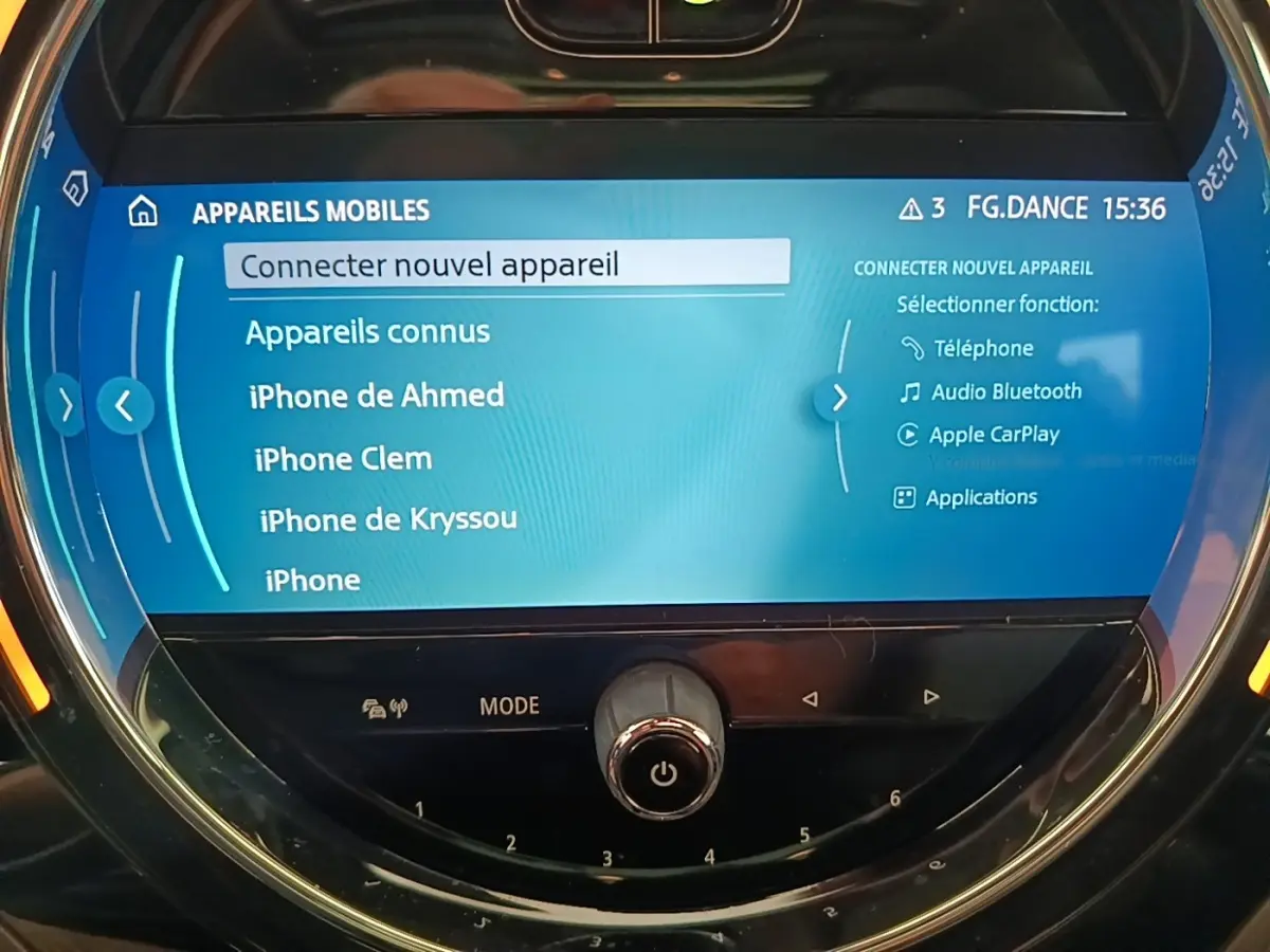 Écran tactile central circulaire du MINI Countryman noir 2023 affichant la connexion Bluetooth et Apple CarPlay.