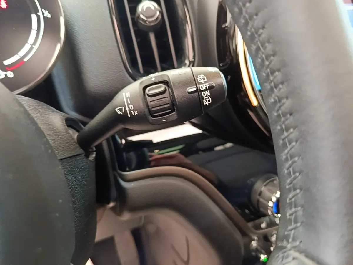 Gros plan sur la commande d’essuie-glace à gauche du volant cuir noir du MINI Countryman Cooper SE 2023.