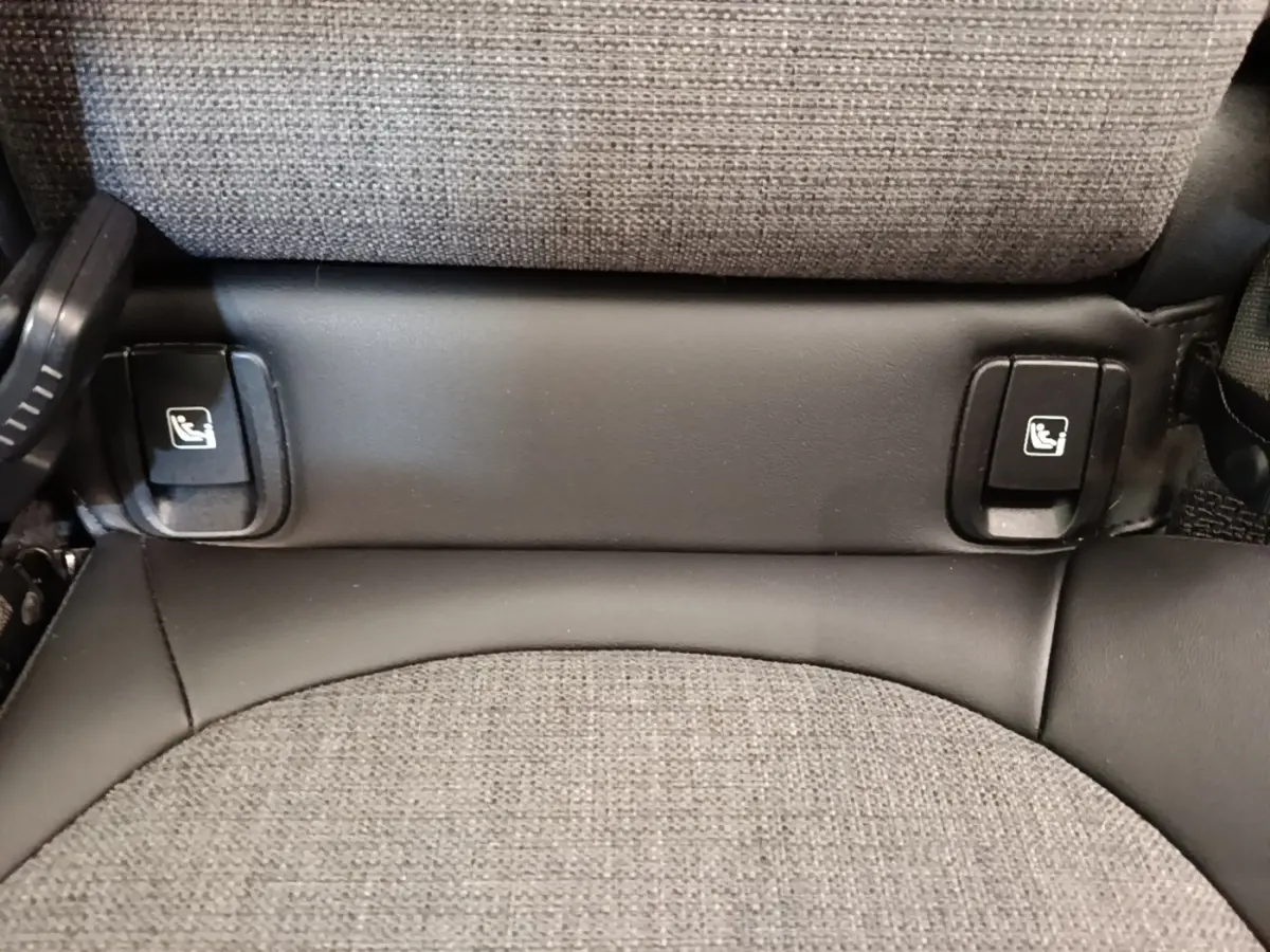 Détail des commandes de rabattement des sièges arrière en tissu gris et cuir noir du MINI Countryman noir.