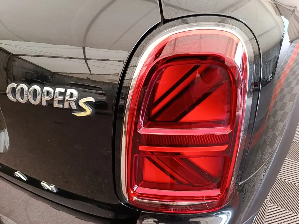 Gros plan sur le feu arrière droit rouge et l’inscription Cooper S sur la carrosserie noire d’un MINI Countryman 2023.