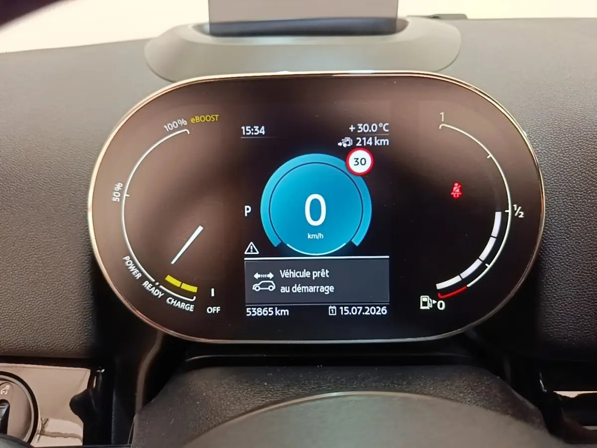 Tableau de bord numérique du MINI Countryman Cooper SE, affichage vitesse et autonomie, vue frontale rapprochée.