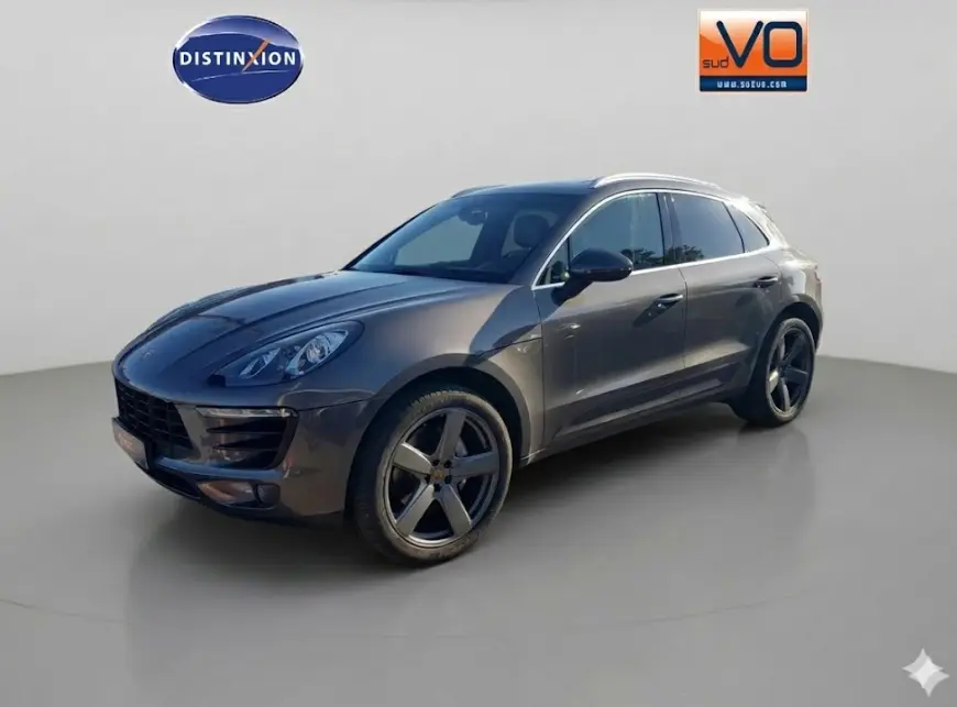Porsche Macan gris foncé vue 3/4 avant droit, jantes 18 pouces et toit panoramique visibles.