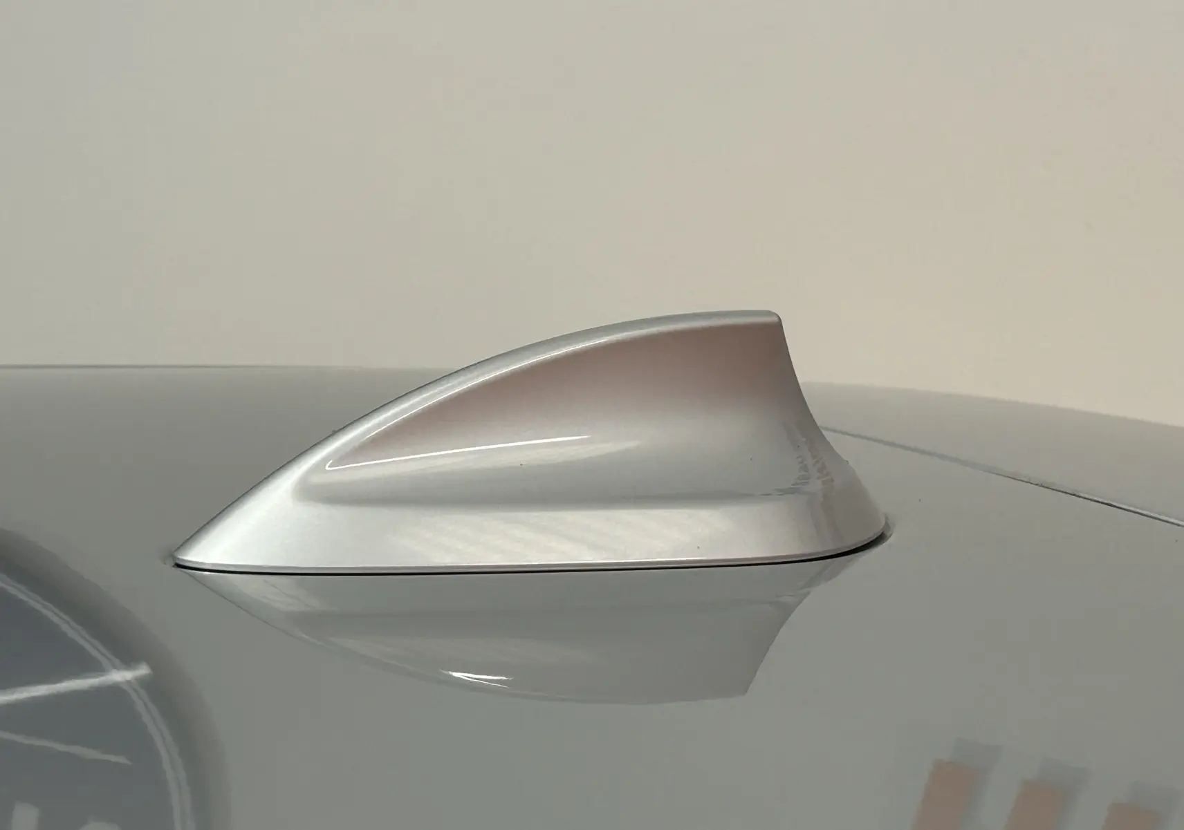 Antenne requin grise en gros plan sur le toit d'une BMW Série 1 16d Edition Business 2014.