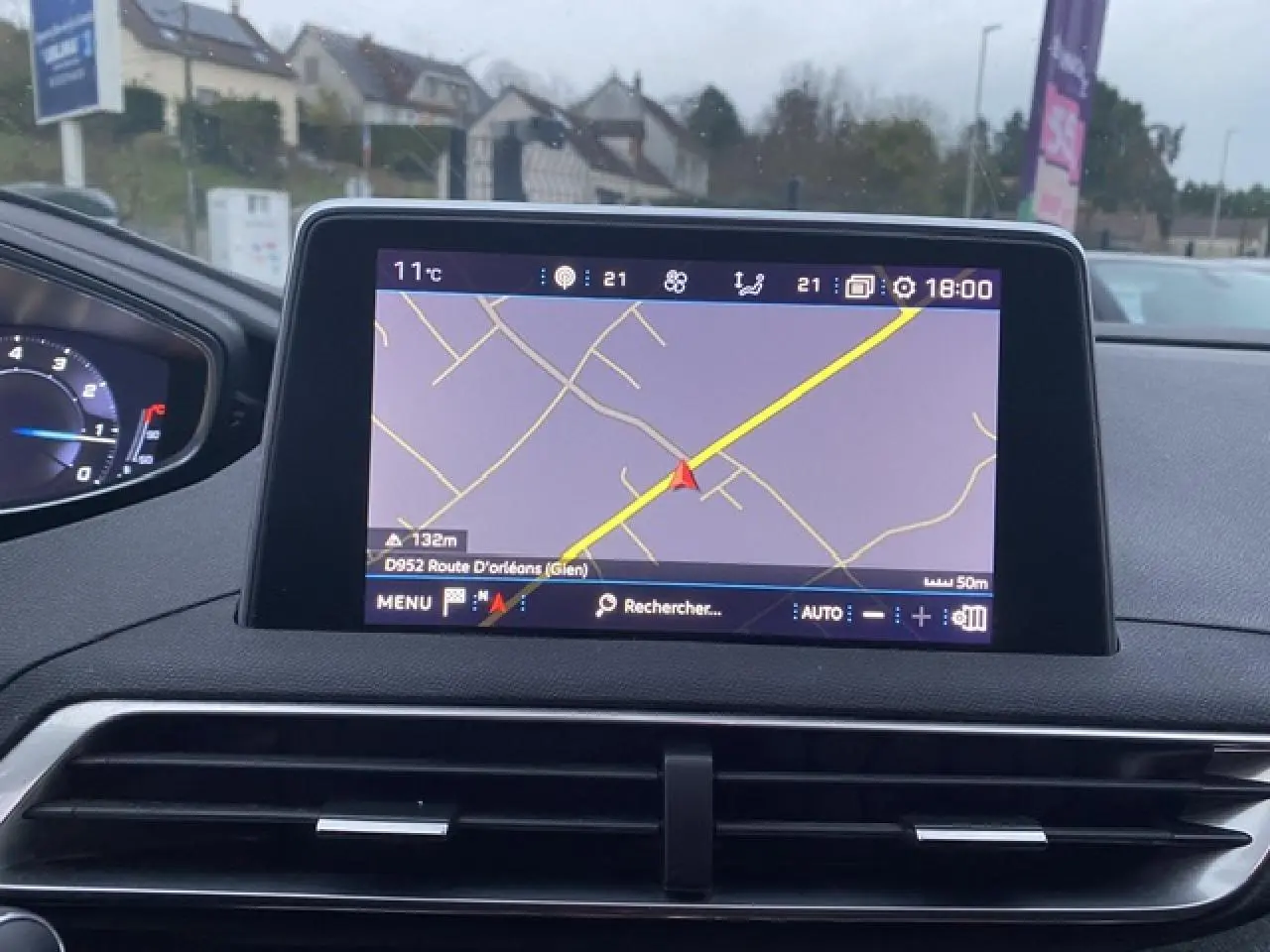Écran tactile central affichant la navigation GPS dans l’habitacle du Peugeot 3008 blanc, vue intérieure avant.