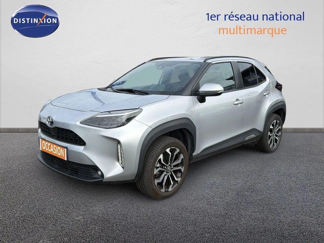 Toyota Yaris Cross gris minéral vue 3/4 avant droit, avec jantes alliage et feux LED distinctifs.