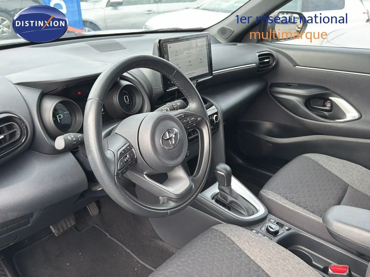 Intérieur noir de la Toyota Yaris Cross 116h Design AWD-i 2023, vue côté conducteur avec tableau de bord et écran tactile.