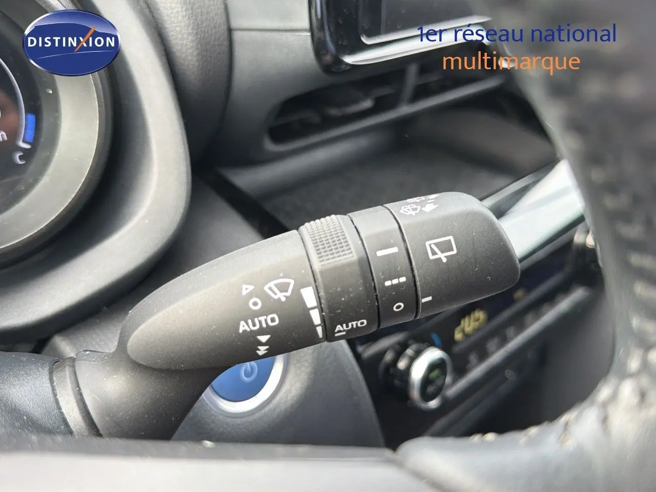 Gros plan sur la commande d'essuie-glace automatique à gauche du volant d'une Toyota Yaris Cross gris minéral 2023.