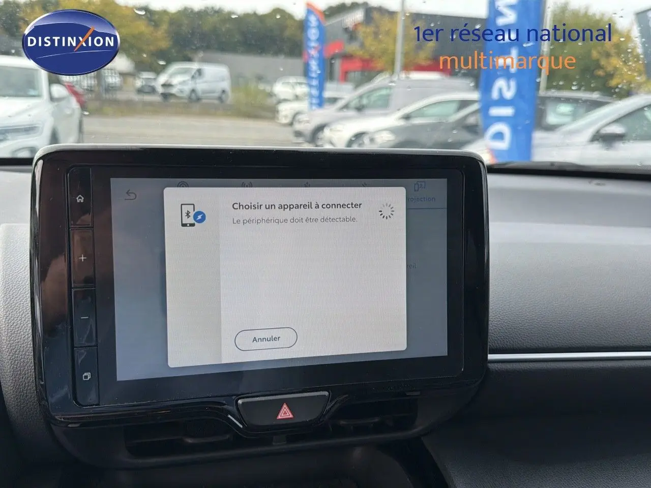 Tablette tactile centrale affichant un menu de connexion Bluetooth dans l'habitacle d'une Toyota Yaris Cross 2023.