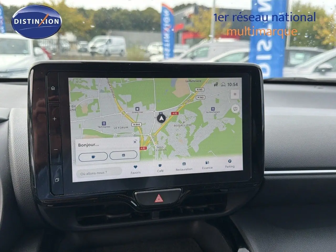Écran tactile central affichant la navigation GPS dans l'habitacle noir d'une Toyota Yaris Cross gris minéral.