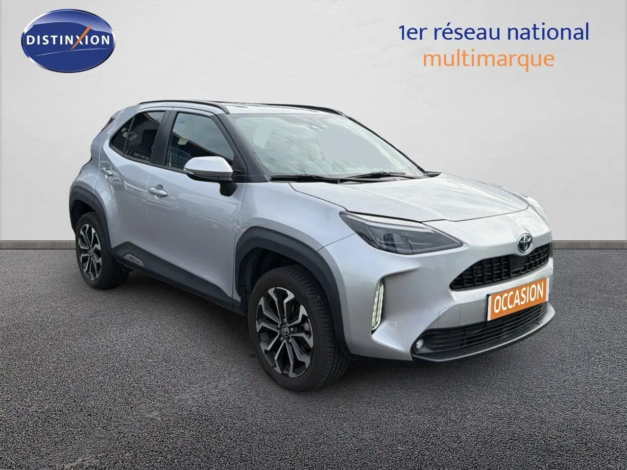 Toyota Yaris Cross gris minéral vue 3/4 avant droit avec jantes alliage et calandre noire distinctive.