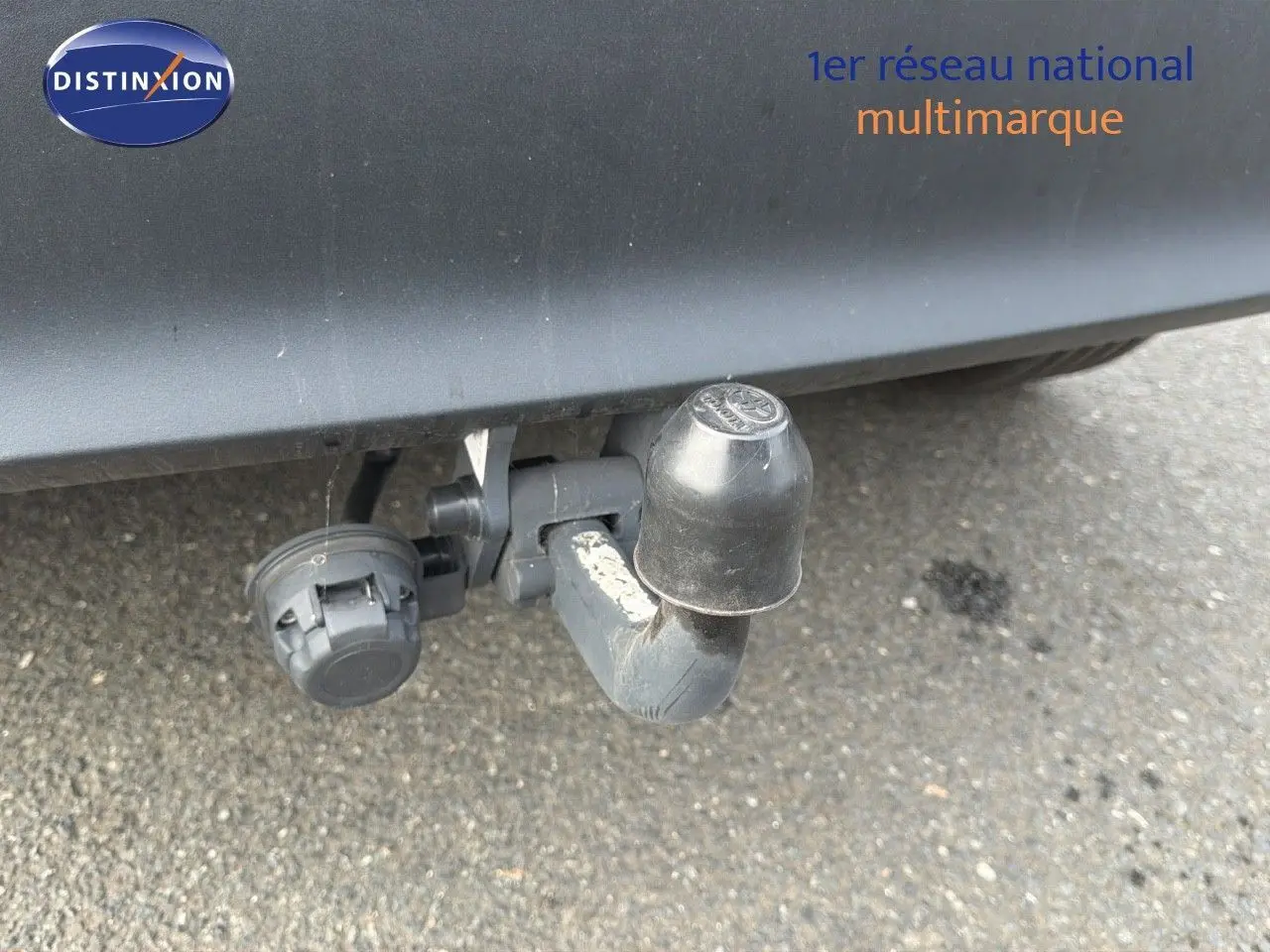 Gros plan sur l'attelage d'une Toyota Yaris Cross gris minéral, visible sous le pare-chocs arrière.