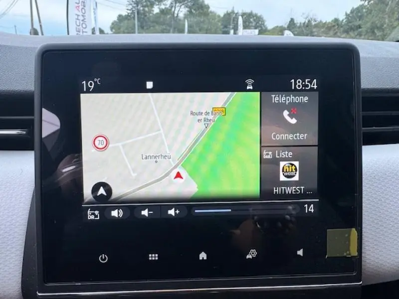 Écran tactile central de la Renault Clio 2023 affichant la navigation et les options multimédia en intérieur.