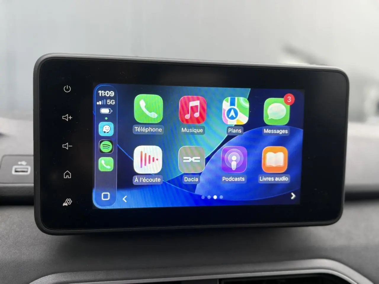 Écran tactile multimédia 8 pouces du Dacia Jogger 2025 affichant l'interface smartphone connectée.