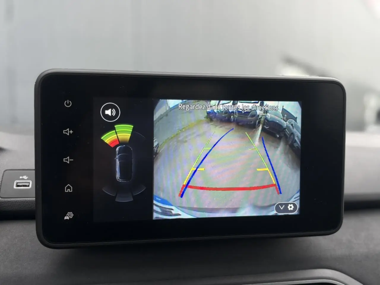 Écran tactile du système multimédia montrant la caméra de recul avec guidage coloré et détection d'obstacles.