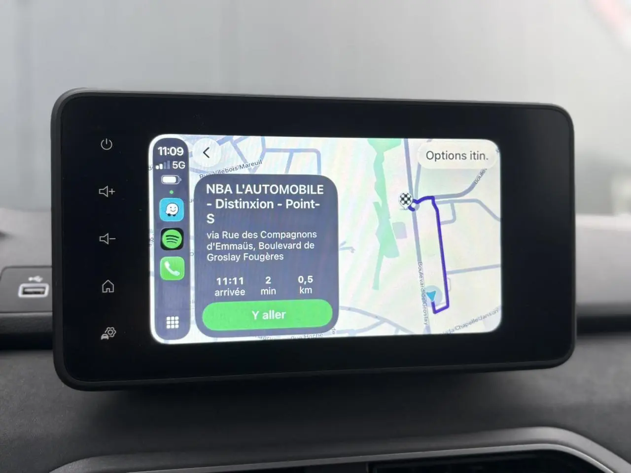 Écran tactile du système de navigation du Dacia Jogger 1.6 Hybrid 140 Extreme affichant un itinéraire.